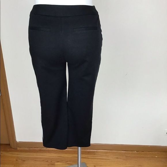 Chico’s black and white striped capris size 2 or equivalent to a 12/14. - Picture 4 of 7